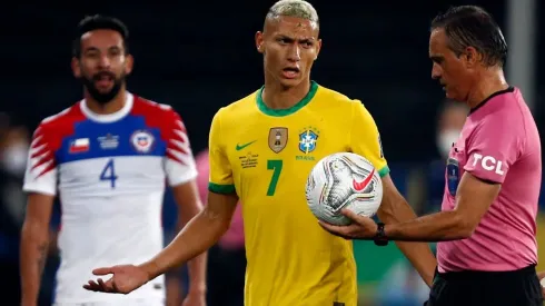 Chile y Brasil pueden perder más de 15 jugadores si se impide que viajen a las Eliminatorias Sudamericanas para Qatar 2022. Se enfrentan el 2 de septiembre