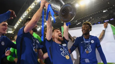 Jorginho levantando e trofeo de la Champions League