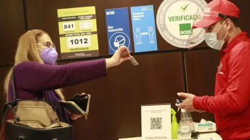 El documento acredita a la persona propietaria de estar vacunado con las dos dosis de Sinovac, Pfizer, Astrazeneca o con la dosis única de CanSino.