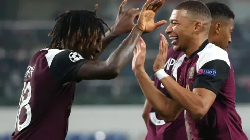 Kean celebrando con Mbappé
