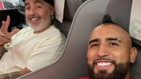 Arturo Vidal viajando a Chile con Juan Gutiérrez | Foto: @Kingarturo23