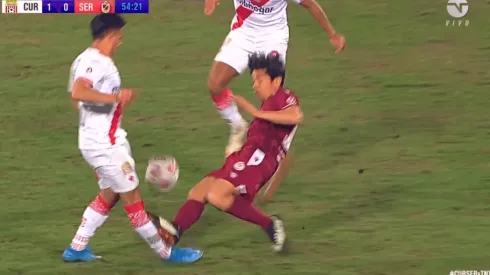 Mati Fernández mete una plancha y se va con tarjeta roja.