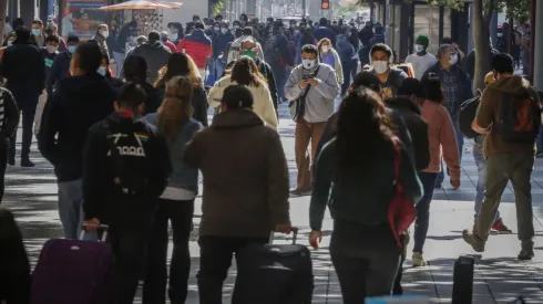La población chilena puede optar a múltiples beneficios económicos en pandemia. (Foto: Agencia Uno).