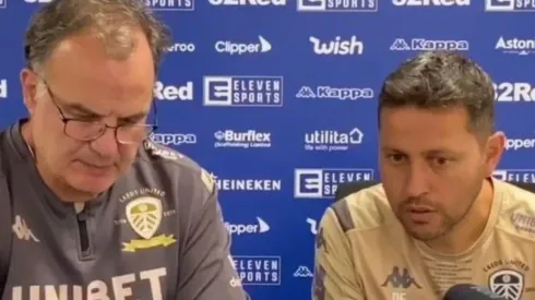 Marcelo Bielsa en una conferencia con su traductor Diego Flores.