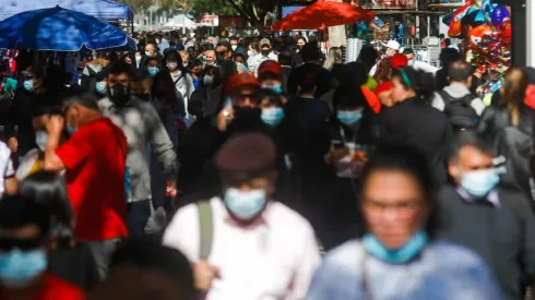 Tránsito de gente en el Centro de Santiago