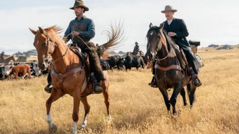 Benedict Cumberbatch y Jesse Plemons en una escena de El Poder del Perro, de Netflix.