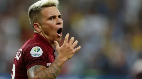 Yeferson Soteldo se lució picándole el penal a Emiliano Martínez.