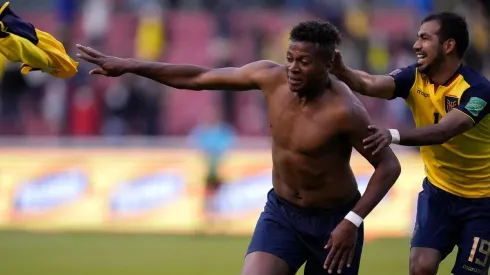 Michael Estrada celebró el gol a Paraguay abrazándose con los hinchas olvidando el coronavirus