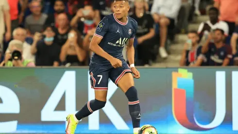 Kylian Mbappé se quedará en PSG por al menos una temporada más.