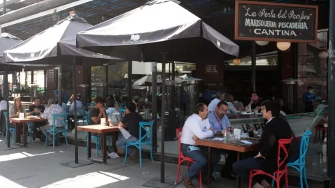 Las fiestas y reuniones están prohibidas en toque de queda (después de las 00:00 hrs).