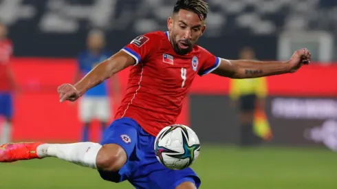 Mauricio Isla y su compañero por banda, Eugenio Mena, tendrán un papel vital ante Ecuador.