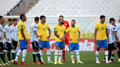 El partido alcanzó a jugarse solamente por cinco minutos.