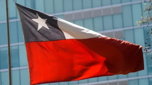 La bandera debe ser puesta de manera horizontal y no vertical.