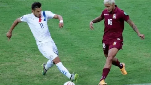 Paraguayos y venezolanos juegan un partido clave en Asunción.