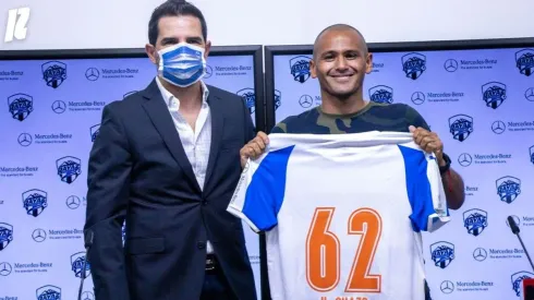 Humberto Suazo posó con la nueva camiseta que usará.