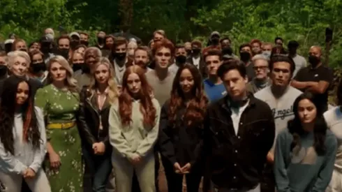 Elenco de Riverdale se une para pedir la libertad del padre del creador de la serie