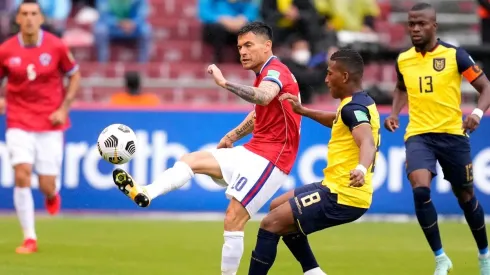 Charles Aránguiz terminó lesionado tras el partido ante Ecuador
