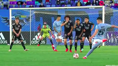 Matías Sepúlveda se prepara para sacar la zurda y marcarle un golazo a Colo Colo.