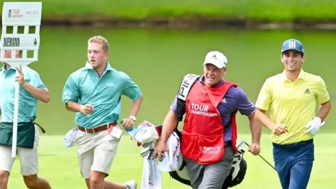 Joaquín Niemann corrió los 18 hoyos junto a su equipo para poder lograr el récord de la ronda completa más rápida | Foto: @PGATOUR