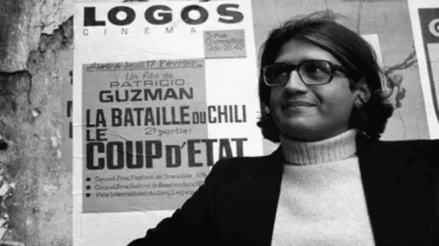 Patricio Guzmán junto a los afiche de La Batalla de Chile.