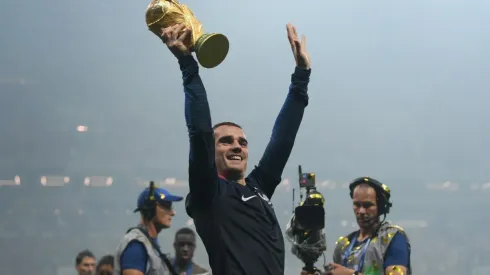 Griezmann levantando la Copa del Mundo en 2018