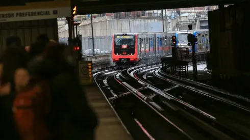 Metro de Santiago extendió el horario debido al cambio en el toque de queda.