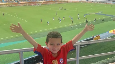 El pequeño Samuel es hijo de padres colombianos y vivió hasta los 2 años en Chile. Por lo mismo, ahora en Barranquilla, fue casi el único hincha nacional en la caída de la Roja ante el equipo de Reinaldo Rueda.