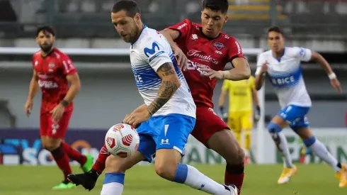 Luciano Aued ha sido referente del camarín de Universidad Católica en los años donde han conseguido el histórico tricampeonato. Afuera por una operación, no está alejado de lo que ha pasado en el club y es optimista con volver a luchar el título. Foto: Agencia Uno.