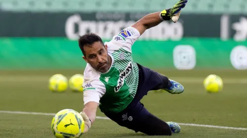 Claudio Bravo espera la oportunidad de debutar en la temporada.