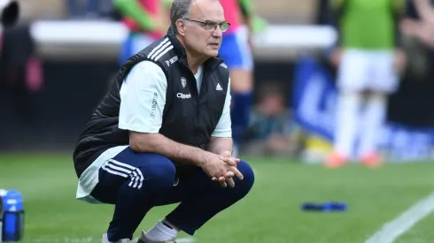 Bielsa en la orilla de la cancha dirigiendo al Leeds