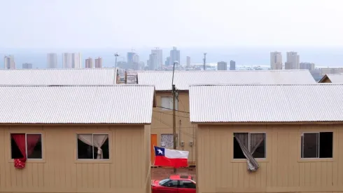 De acuerdo al artículo cuatro de la ley 20.537, Carabineros de Chile es quien fiscalizará el cumplimiento de las normas que regulan el uso o izamiento del Pabellón Patrio.