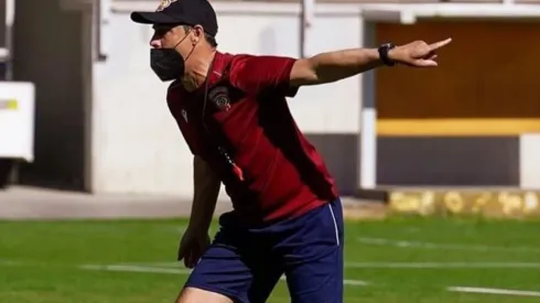 Héctor Almandoz dirigiendo un entrenamiento en Calama, donde Cobreloa recibirá como colista de la Primera B a Unión San Felipe | Foto:  @Cobreloa_SADP