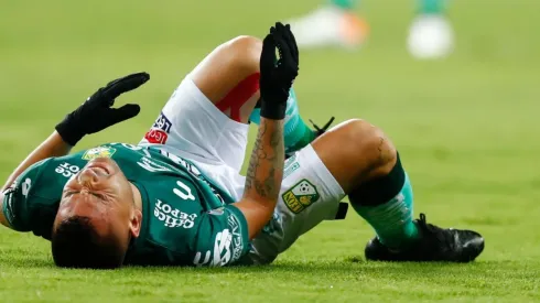 Cuando el reloj marcaba 2 minutos de partido el atacante nacional recibió una fuerte infracción de parte de Sebastián Saucedo