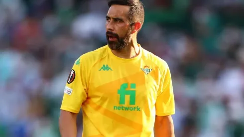 Bravo se gana los elogios pese al penal cometido en Europa League