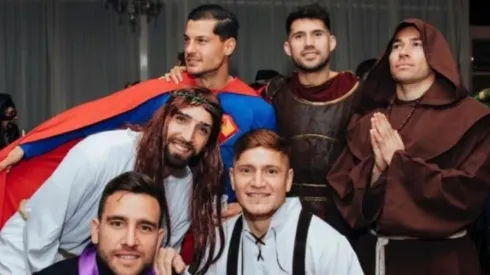 Jugadores albos se lucieron con los disfraces