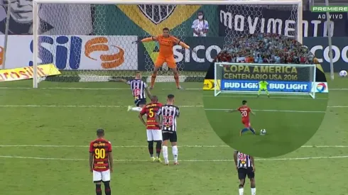 El golazo de Edu Vargas al puro estilo de Charles Aránguiz: cañonazo a media altura hacia la derecha.