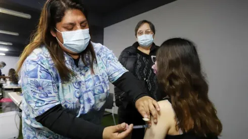 ¿Se puede beber alcohol después de recibir la vacuna?