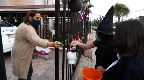 La celebración tiene por tradición que niños y adultos preparan sus mejores disfraces para salir a la calle a pedir dulces o realizar fiestas.