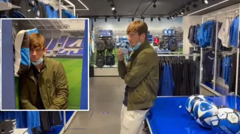 De Roon esperando que alguien le compre una camiseta