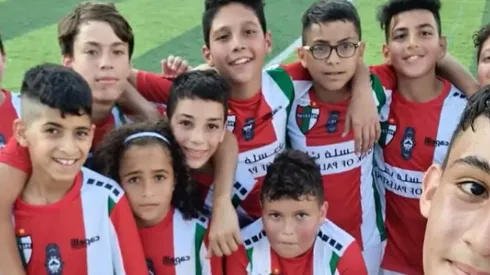 Niños y niñas en Palestina se unieron a la escuela de fútbol de Palestino.