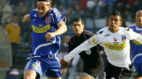 Vidal jugando ante la U en un Superclásico