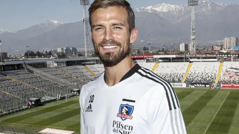 Christian Santos posó con el Cacique en el pecho en su primer día en Colo Colo.