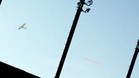 Un avión con el letrero "Colo Colo es Chile" zurca los cielos de Rancagua durante el Superclásico