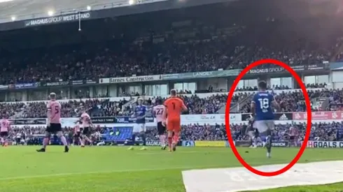 El delantero Bonne espera sigilosamente detrás del portero