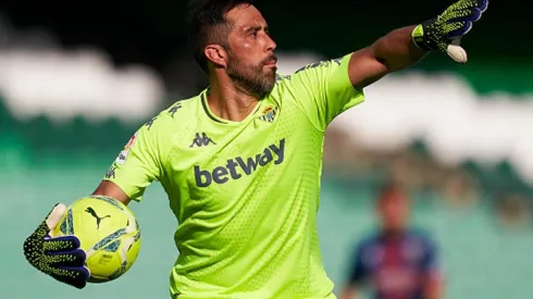 Claudio Bravo destaca el presente del Betis, pero llama a no bajar los brazos.
