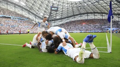 Olympique de Marsella sale a la cancha en la UEFA Europa League ante Galatasaray.