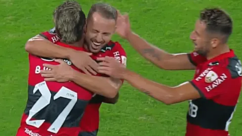 Isla y Flamengo celebran el segundo gol de Bruno Henrique en la semifinal de vuelta de Copa Libertadores