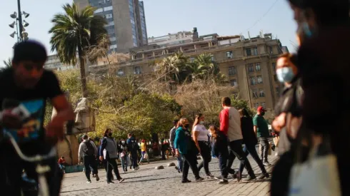 Tránsito de gente en el Centro de Santiago