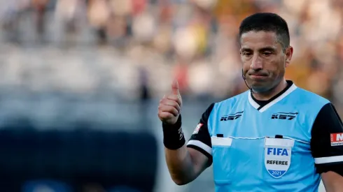 Eduardo Gamboa decide dejar el arbitraje en el duelo entre Colo Colo y Ñublense, en el estadio Monumental. Foto: Agencia Uno.