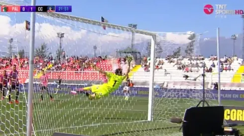 Iván Morales derrota con un tiro de distancia a Cristopher Toselli para adelantar a Colo Colo en el marcador.